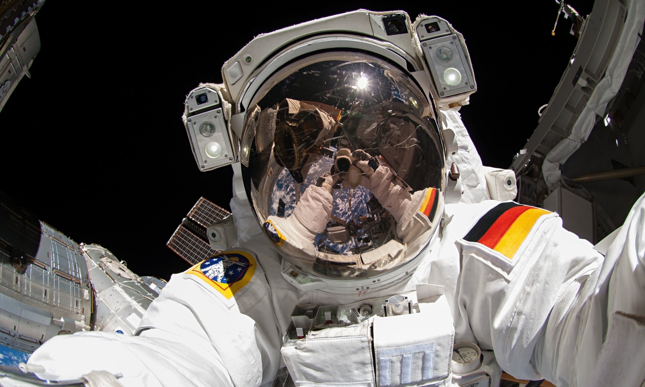 Space Suit - Astronaut Iss , HD Wallpaper & Backgrounds