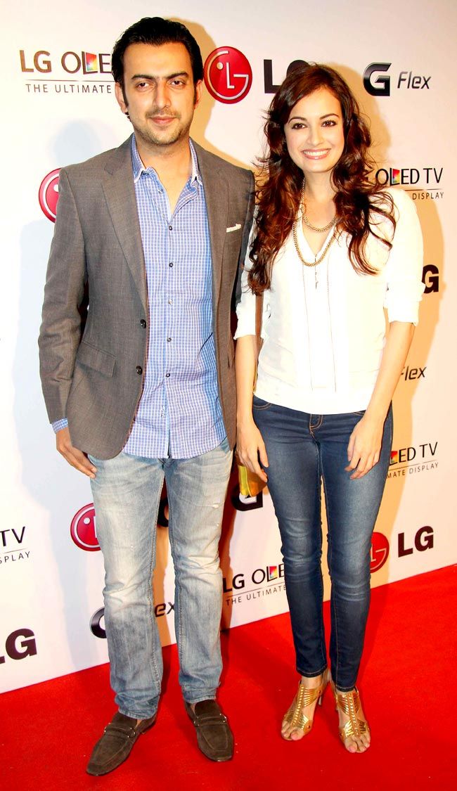 Download Dia Mirza With Sahil Sangha At Lg Mobile Launch - Dia Mirza Sahil Sangha Casual , HD Wallpaper & Backgrounds
