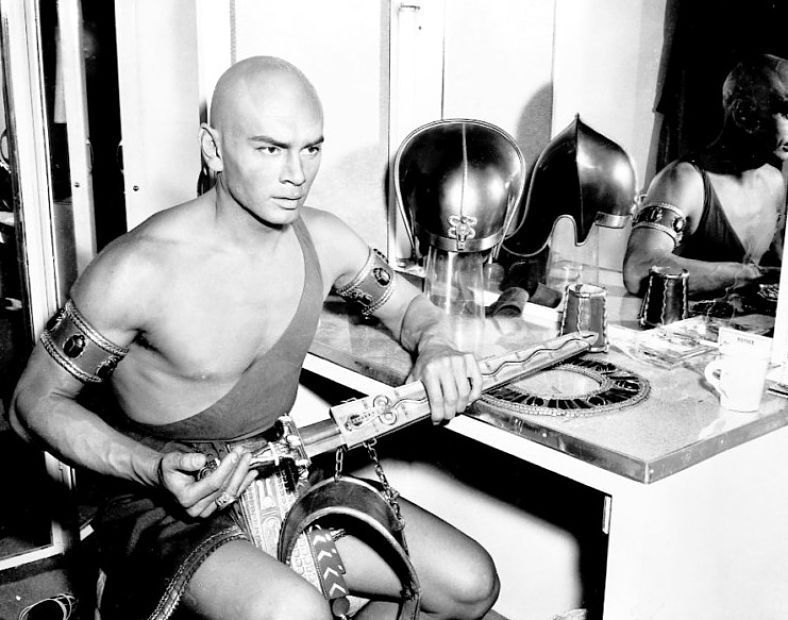 Yul Brynner Images Yul Brynner In Dressing Room In - Barechested , HD Wallpaper & Backgrounds