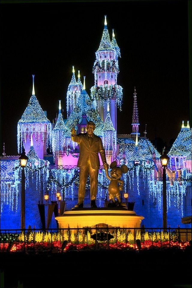 Disney World Wallpaper Awesome Christmas Iphone Wallpaper - Disneyland , HD Wallpaper & Backgrounds