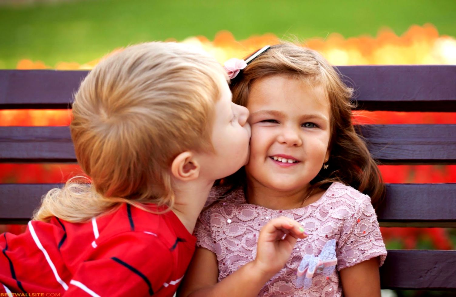 Cute Babies Kids Hot Kiss Wallpaper Picture Download - Cute Baby Love Kiss , HD Wallpaper & Backgrounds