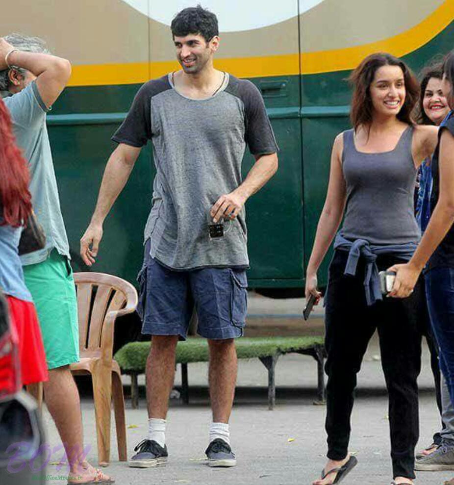 Aditya Roy Kapur And Shraddha Kapoor While Shooting - Shraddha Kapoor And Aditya Roy , HD Wallpaper & Backgrounds