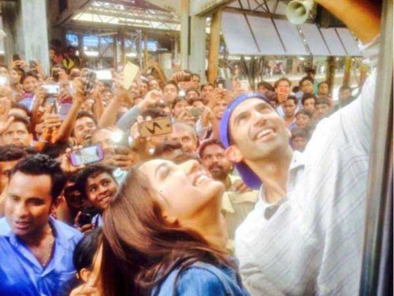 Aditya Roy Kapur And Shraddha Kapoor Have Wrapped Up - Crowd , HD Wallpaper & Backgrounds