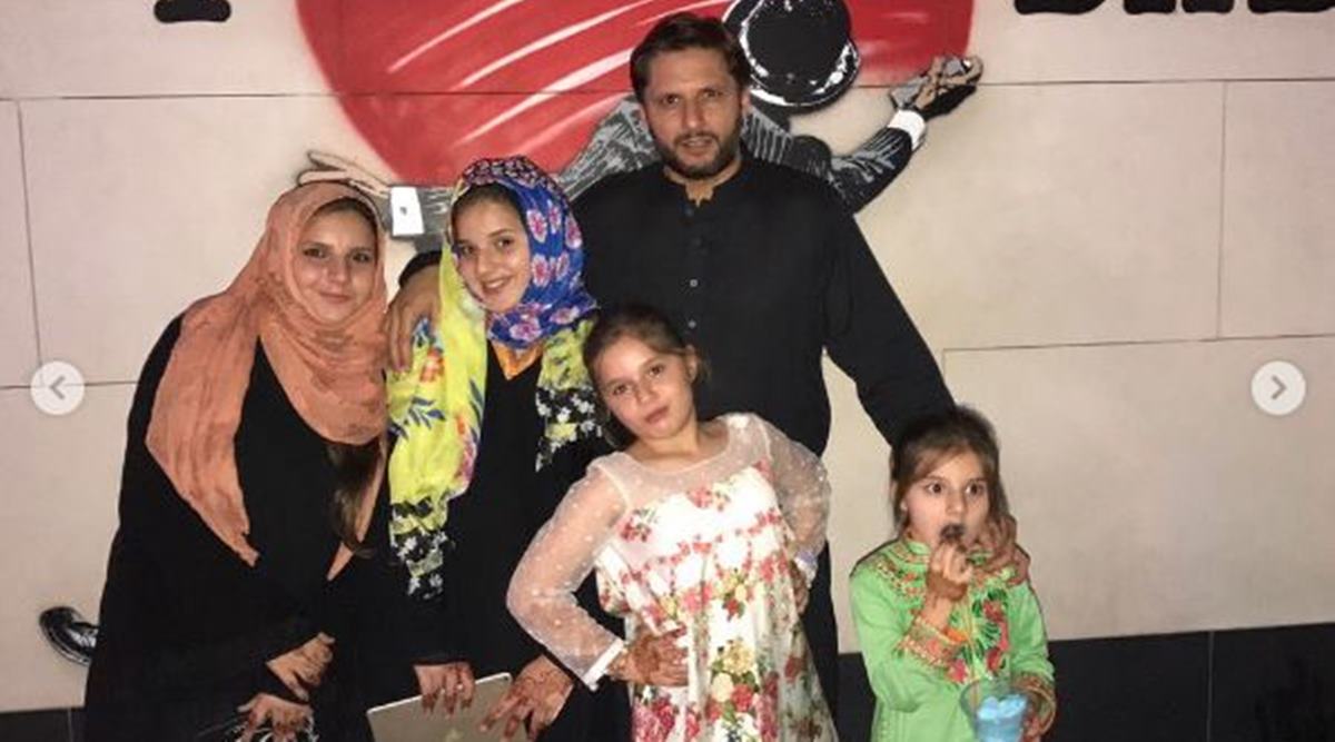 Shahid Afridi Shares A Frame With Wife Nadia, And Four - Shahid Afridi With Wife , HD Wallpaper & Backgrounds