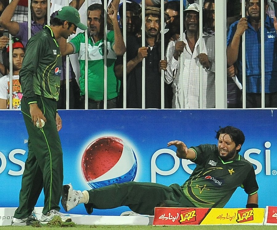 Shahid Afridi Hurt His Leg Diving In The Outfield, - Player , HD Wallpaper & Backgrounds