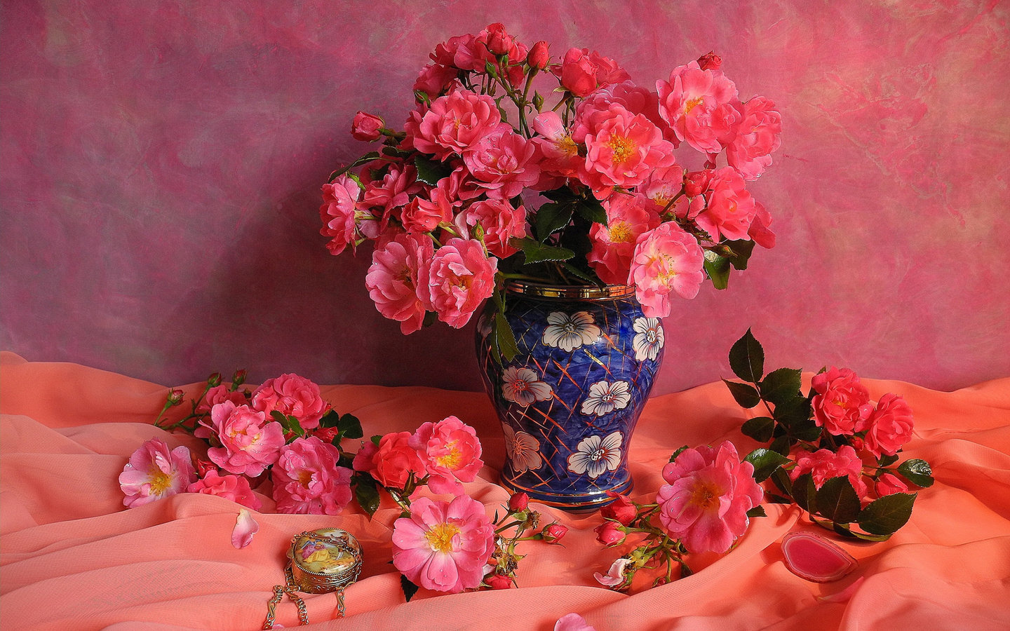 Lovely Flowers Background Wallpaper - Beautiful Rose In Vase Wallpaper Hd , HD Wallpaper & Backgrounds