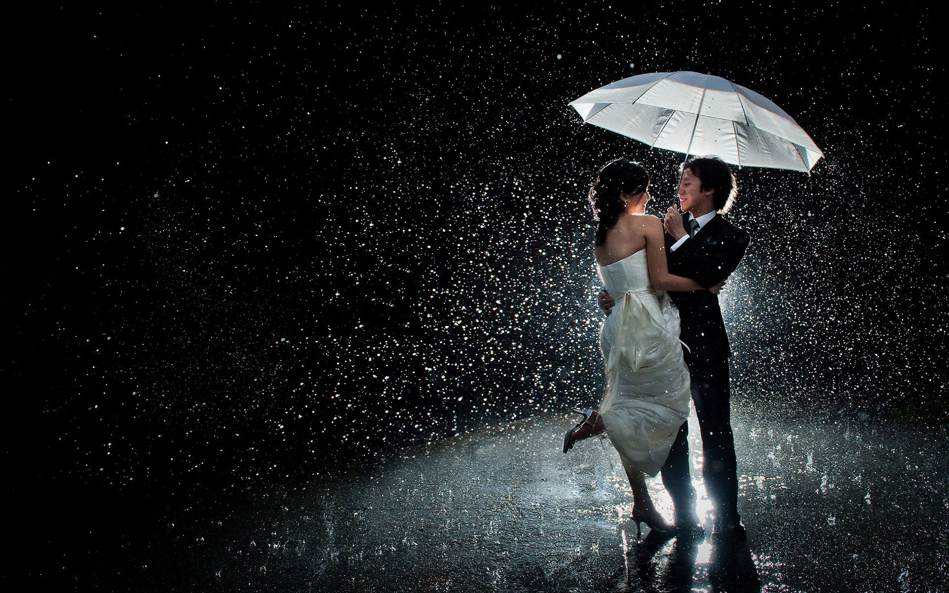 Romantic Couple Love In Rain At Night Wallpapers - Couples On A Rainy Day , HD Wallpaper & Backgrounds