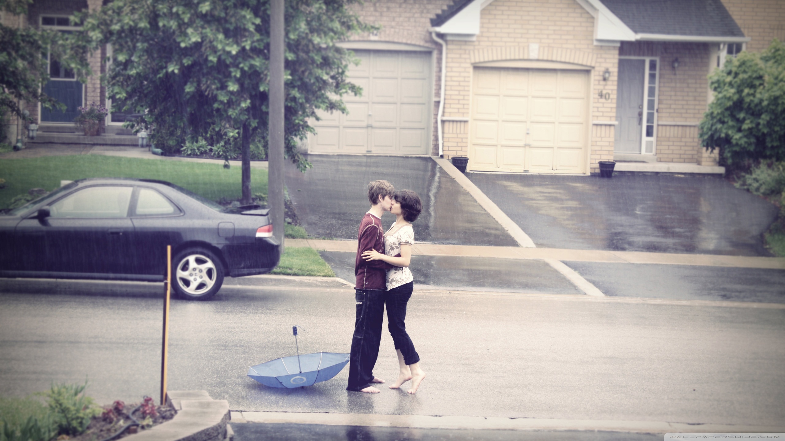 Standard - Romantic Couple Playing In Rain , HD Wallpaper & Backgrounds