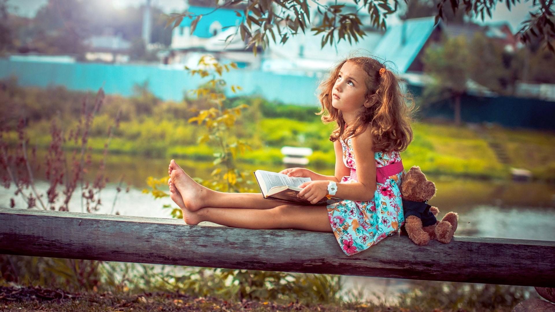 Beautiful Little Girl Wallpapers - Girl And A Book , HD Wallpaper & Backgrounds