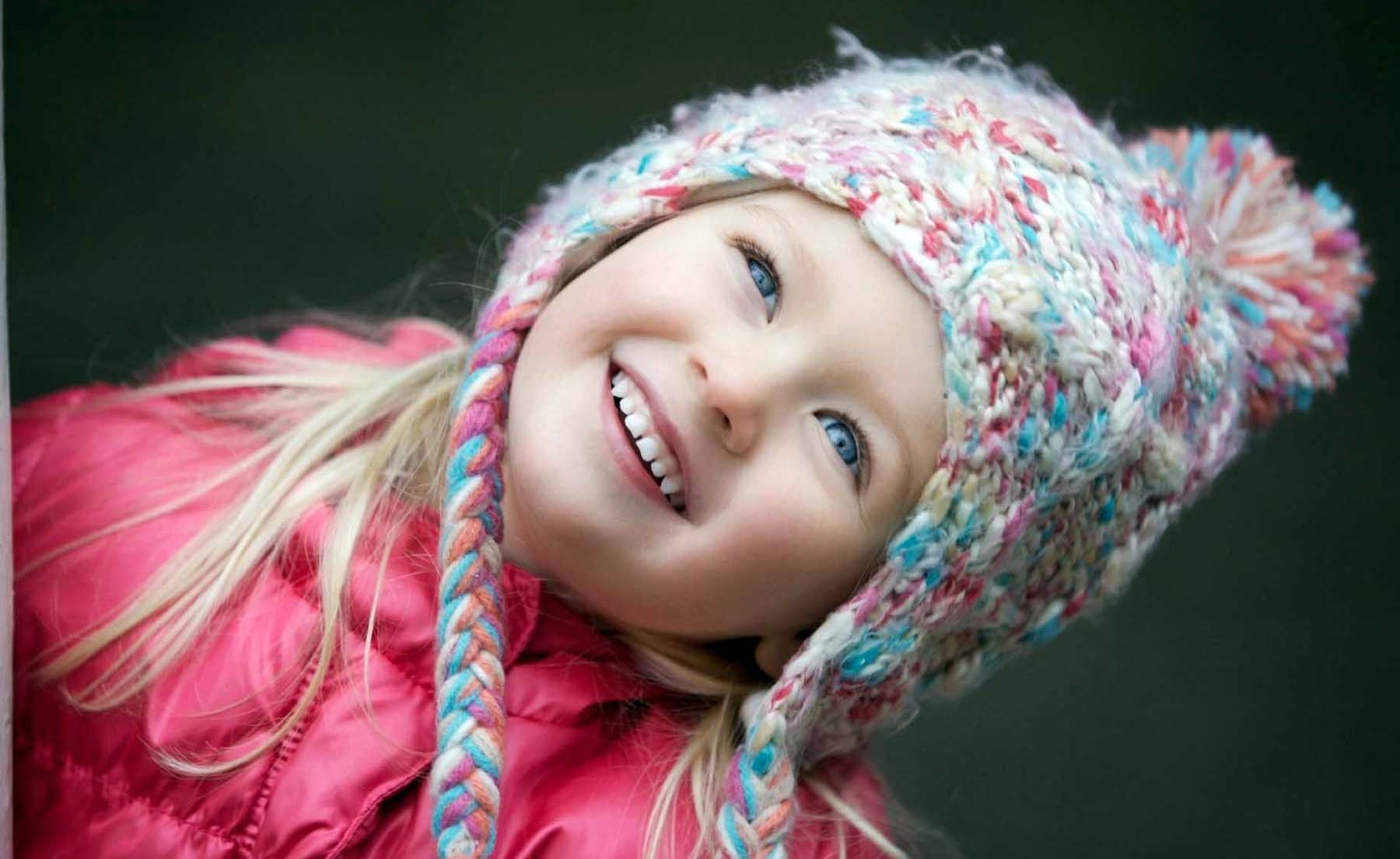 Cute Baby Girl Hd Wallpapers 1080p - علي الايدي تحملون وعلي الركبتين تدللون , HD Wallpaper & Backgrounds