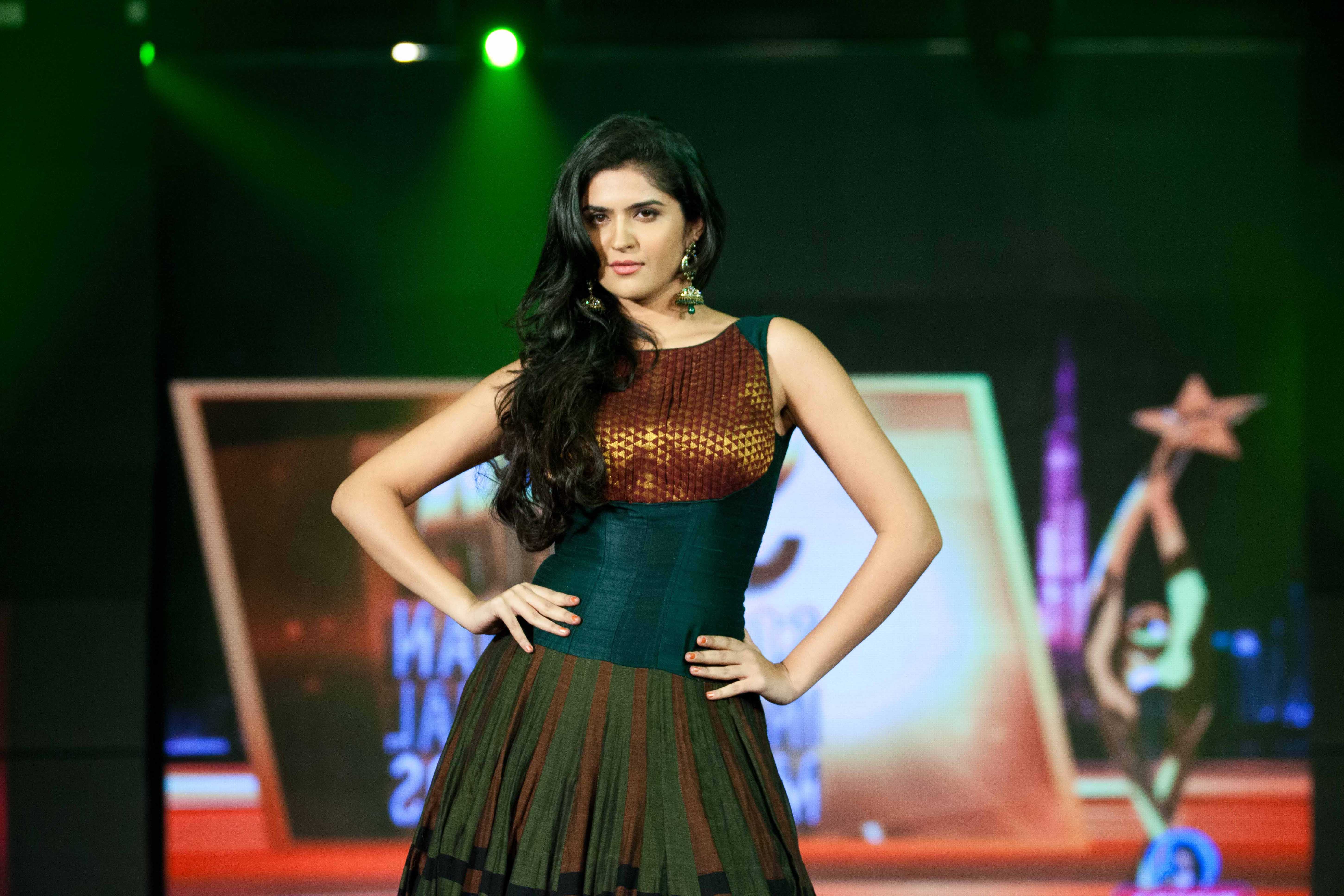 Tollywood Actress Deeksha Seth New Style Pose Hd Images - Stage , HD Wallpaper & Backgrounds