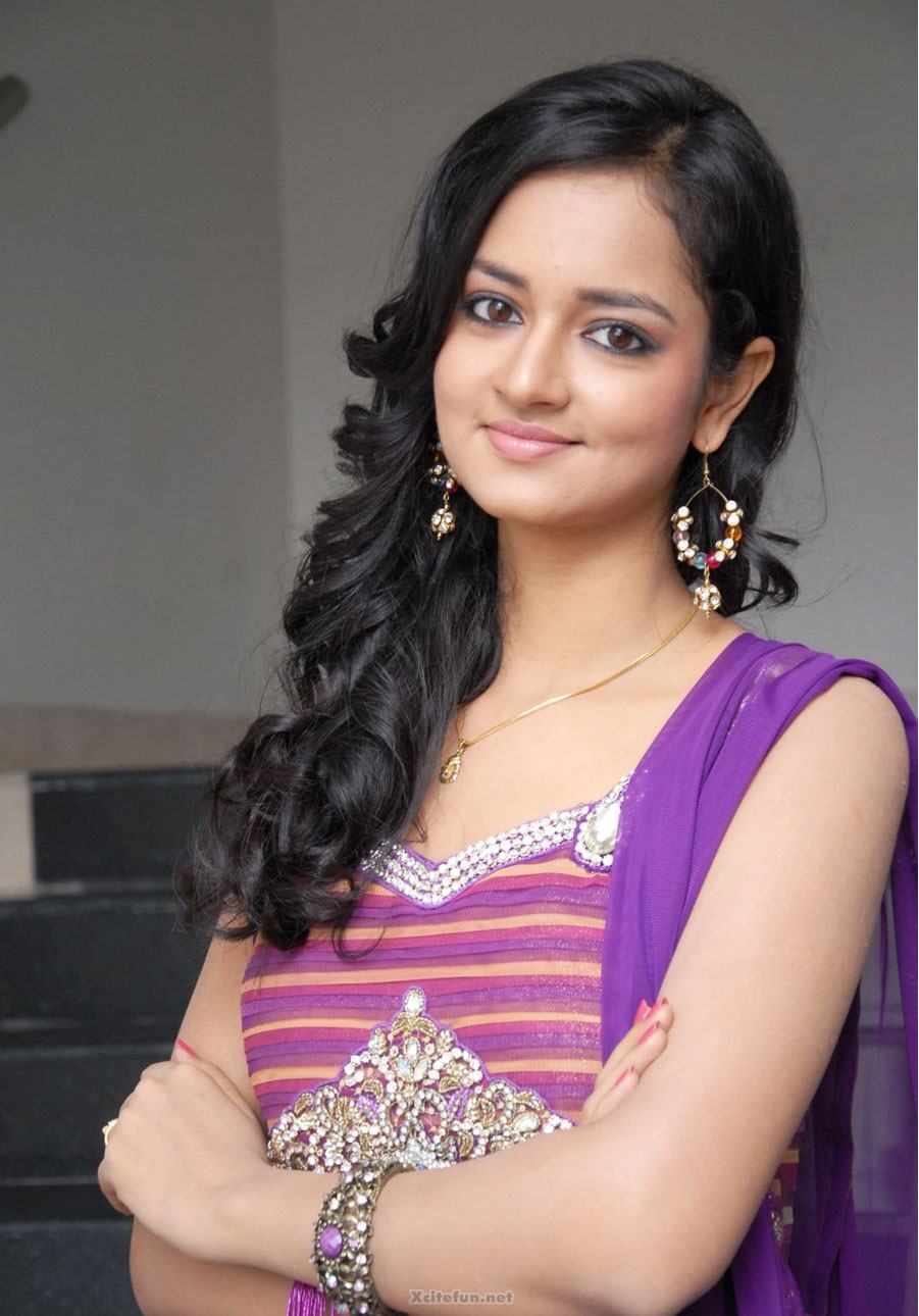 South - Beautiful 18 Year Indian Girl , HD Wallpaper & Backgrounds