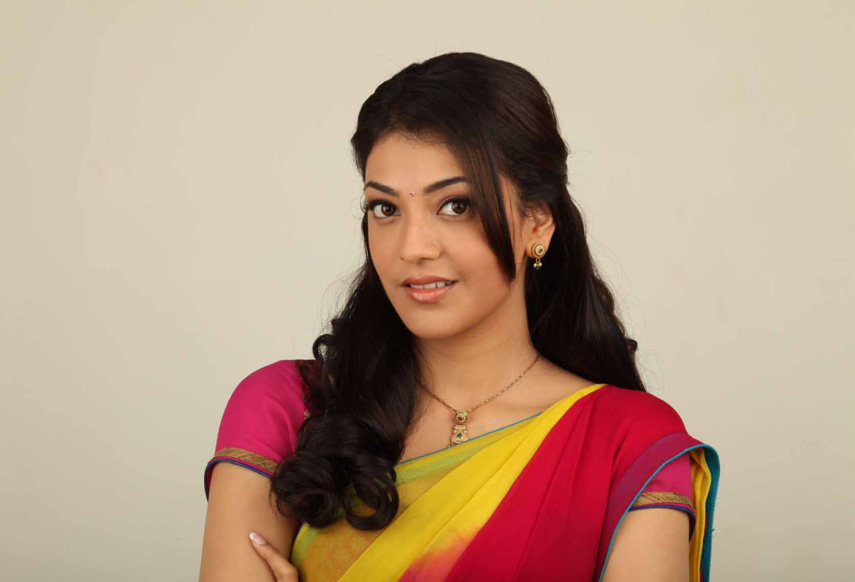 South Indian Celebrity Kajal Agarwal Saree Beautiful - Ultra Hd Kajal Aggarwal , HD Wallpaper & Backgrounds