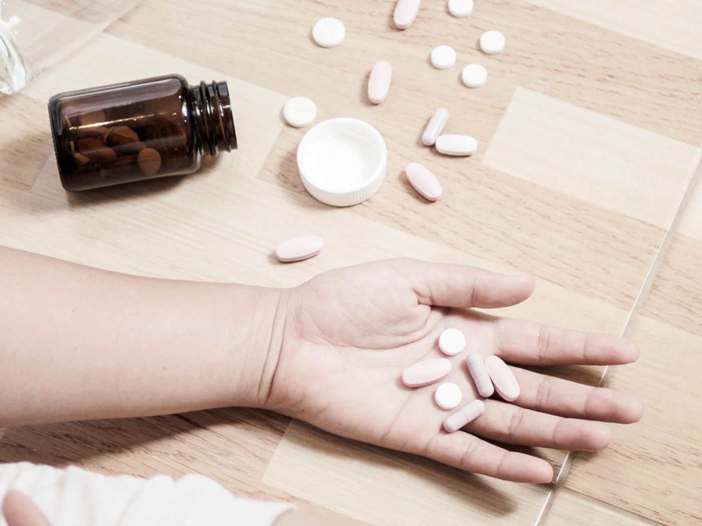 Xanax Overdose Pills Spilled On Ground - Xanax Overdose , HD Wallpaper & Backgrounds