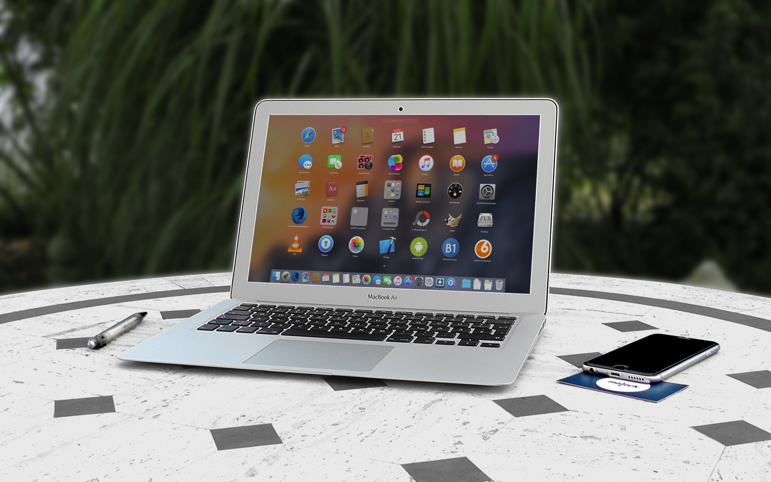 Wallpaper Apple, Macbook, Iphone, Table - Apple , HD Wallpaper & Backgrounds