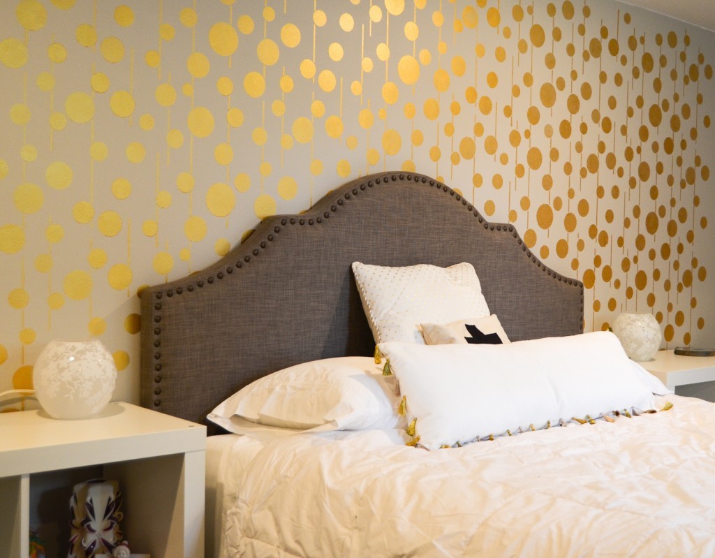 Golden Stenciled Wall - Royal Paint Design For Bedroom , HD Wallpaper & Backgrounds