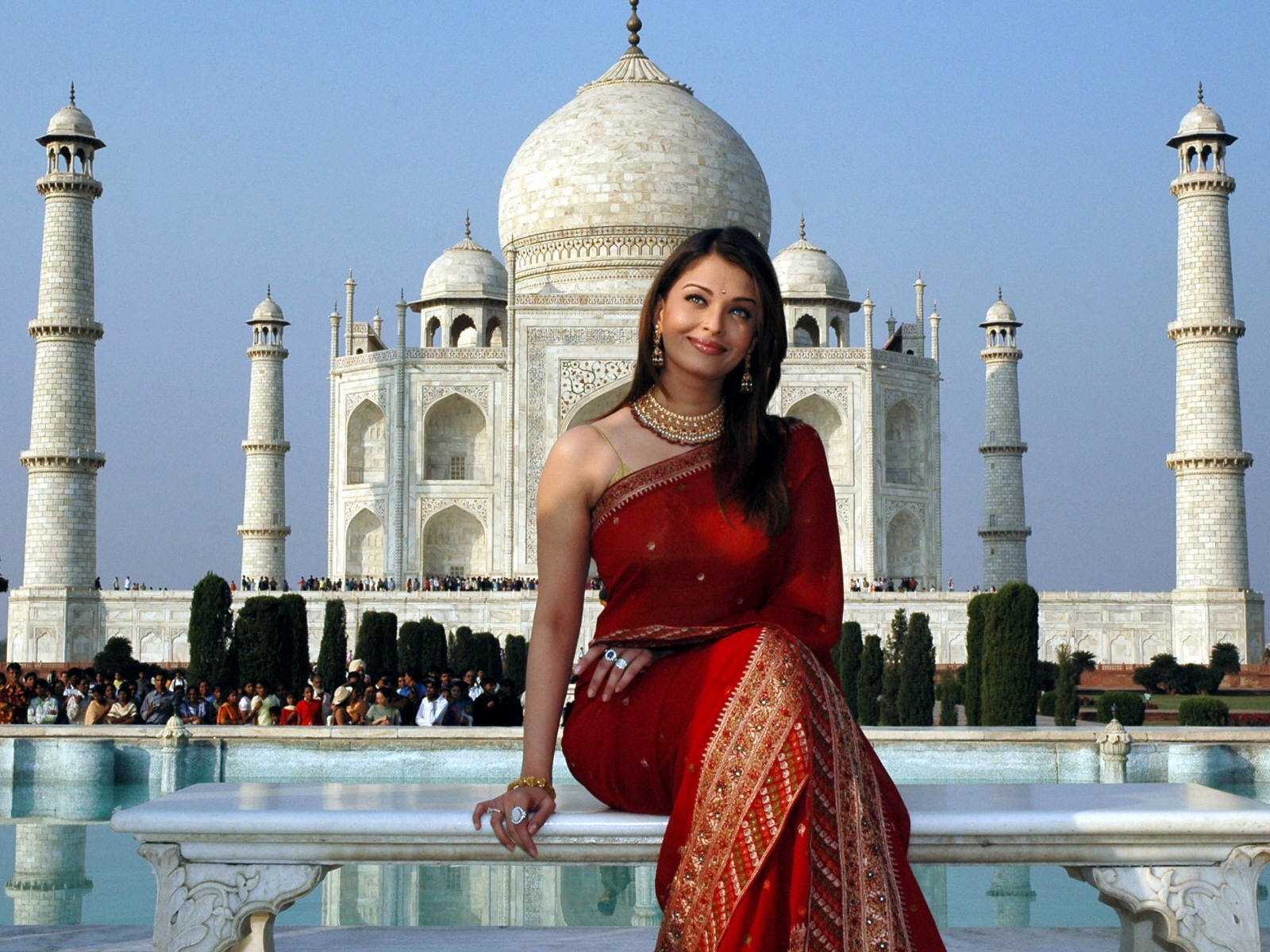 Aishwarya Rai Bachchan - Taj Mahal , HD Wallpaper & Backgrounds