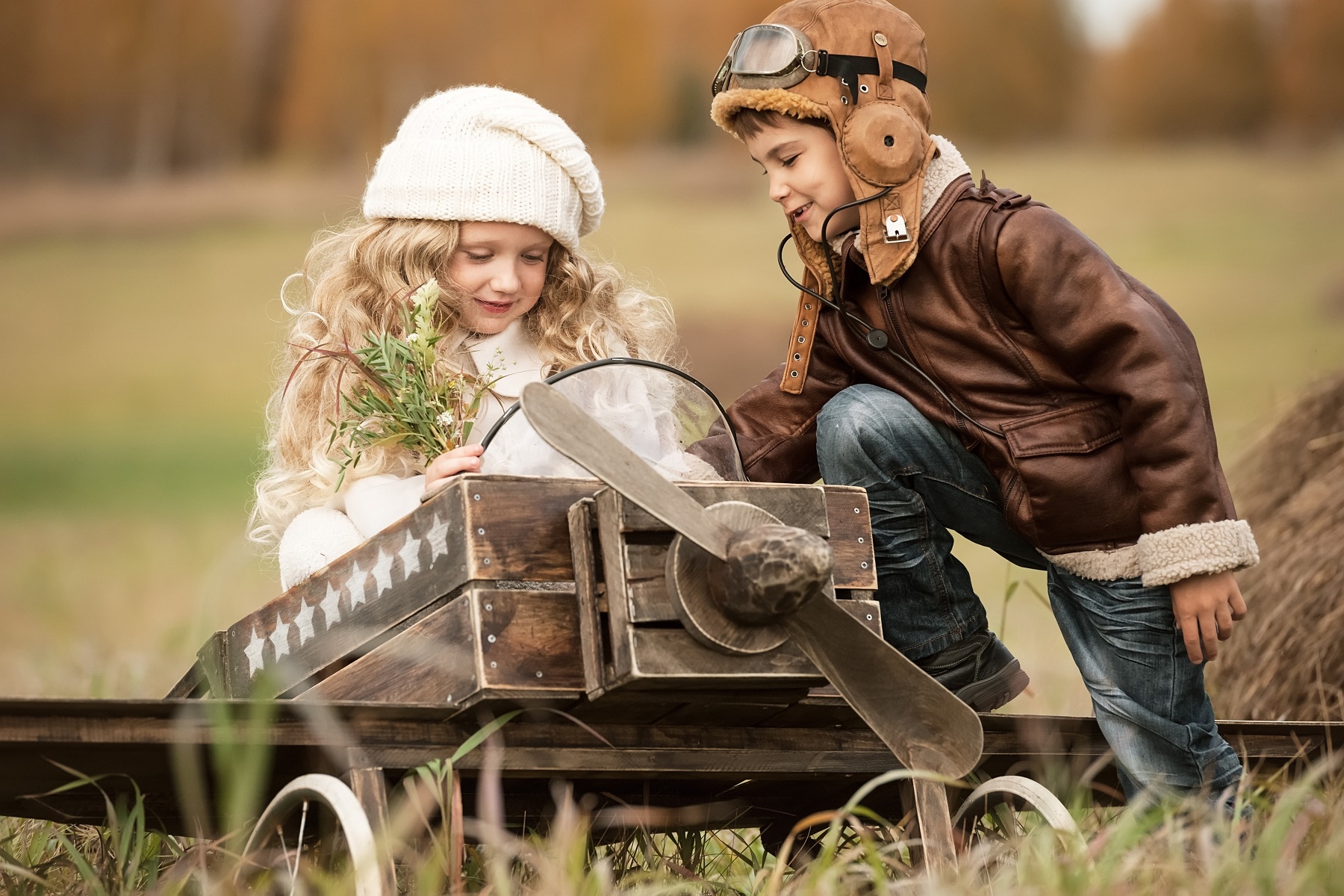 Baby Couple Playing With Airplane - Cute Baby Couple Images Hd , HD Wallpaper & Backgrounds