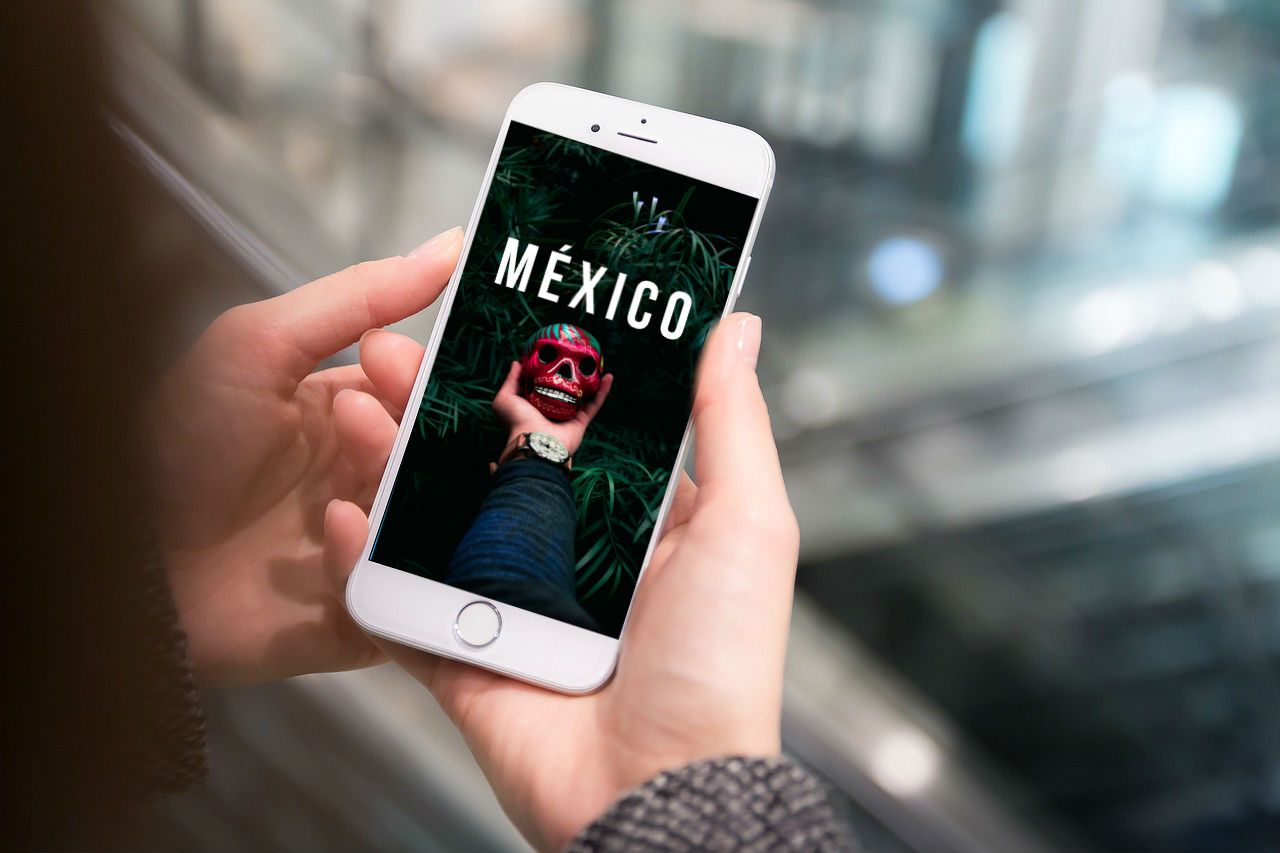 20 Wallpapers Inspirados En México Para Tu Celular - Hold Iphone 7 Mockup , HD Wallpaper & Backgrounds