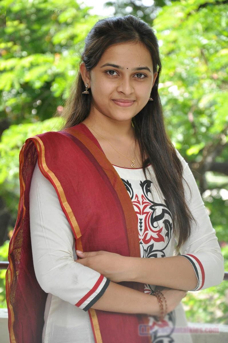 South Actress Hd Wallpaper - Sri Divya , HD Wallpaper & Backgrounds