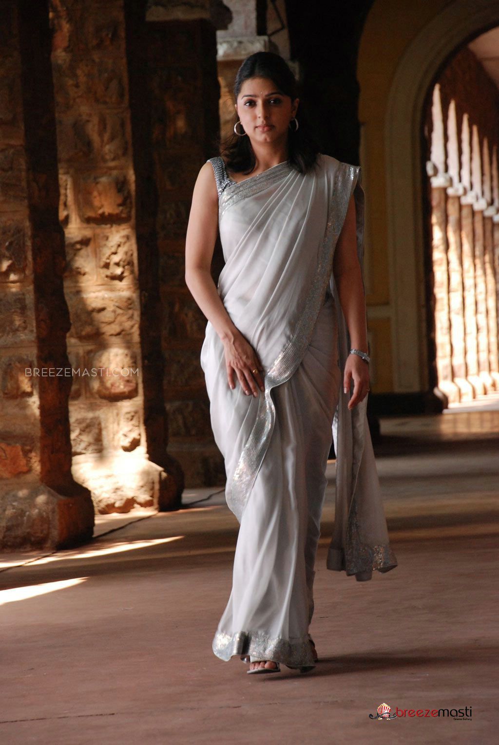 Bhumika Chawla South Actress Photos - Bhumika Chawla , HD Wallpaper & Backgrounds