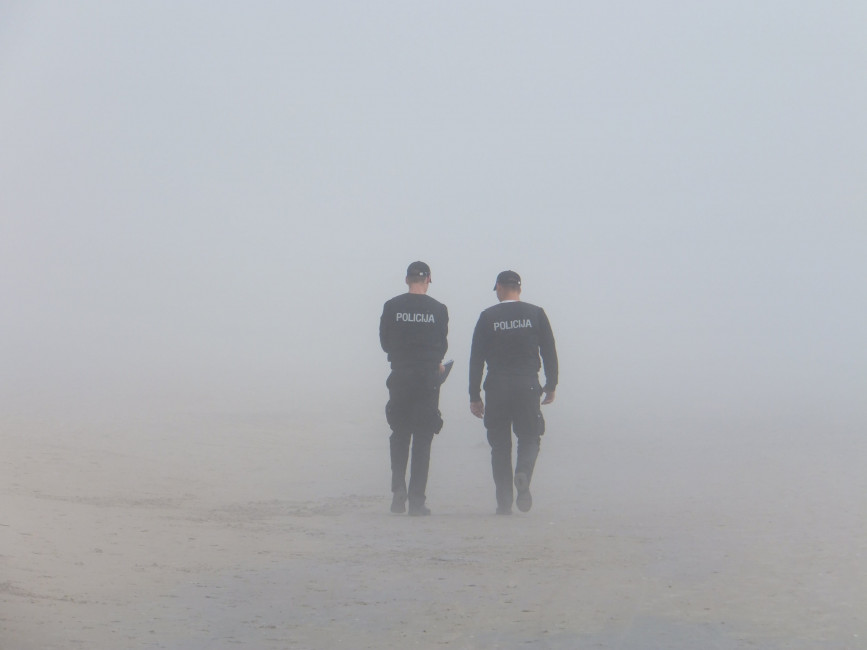 Two Police Officers - People Walking In Fog , HD Wallpaper & Backgrounds