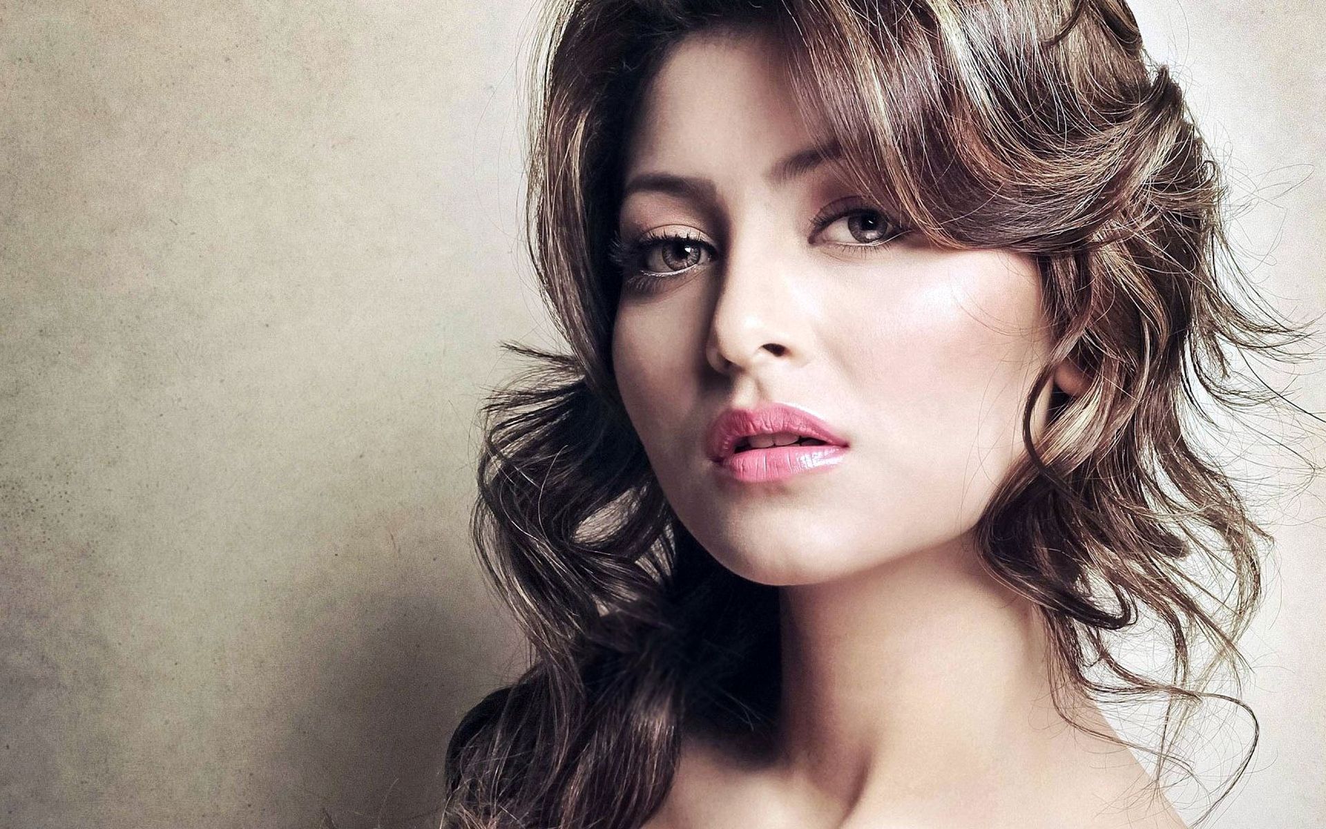 Urvashi Rautela Indian Actress Wallpapers - Urvashi Rautela Hot Sexy Body , HD Wallpaper & Backgrounds