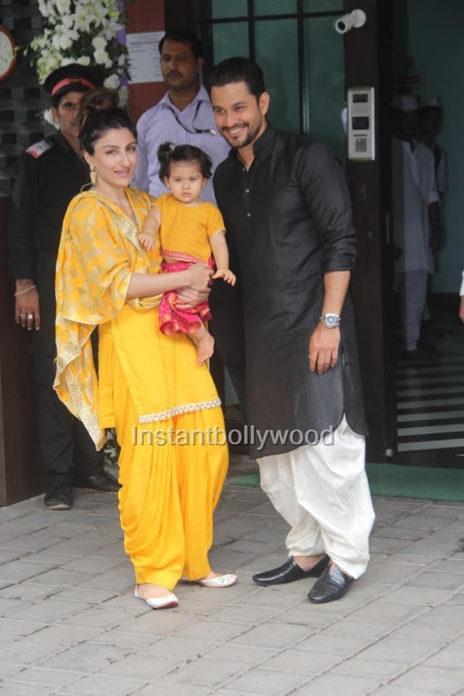 Kunal Khemu And Family Snapped At Arpita Khan House - Kunal Khemu Actors Family , HD Wallpaper & Backgrounds