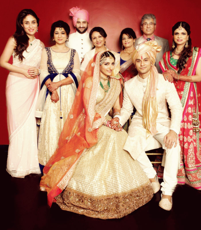 Family Mother Sharmila Tagore, Saif Ali Khan, Kareena - Saif Ali Khan Sister Saba , HD Wallpaper & Backgrounds