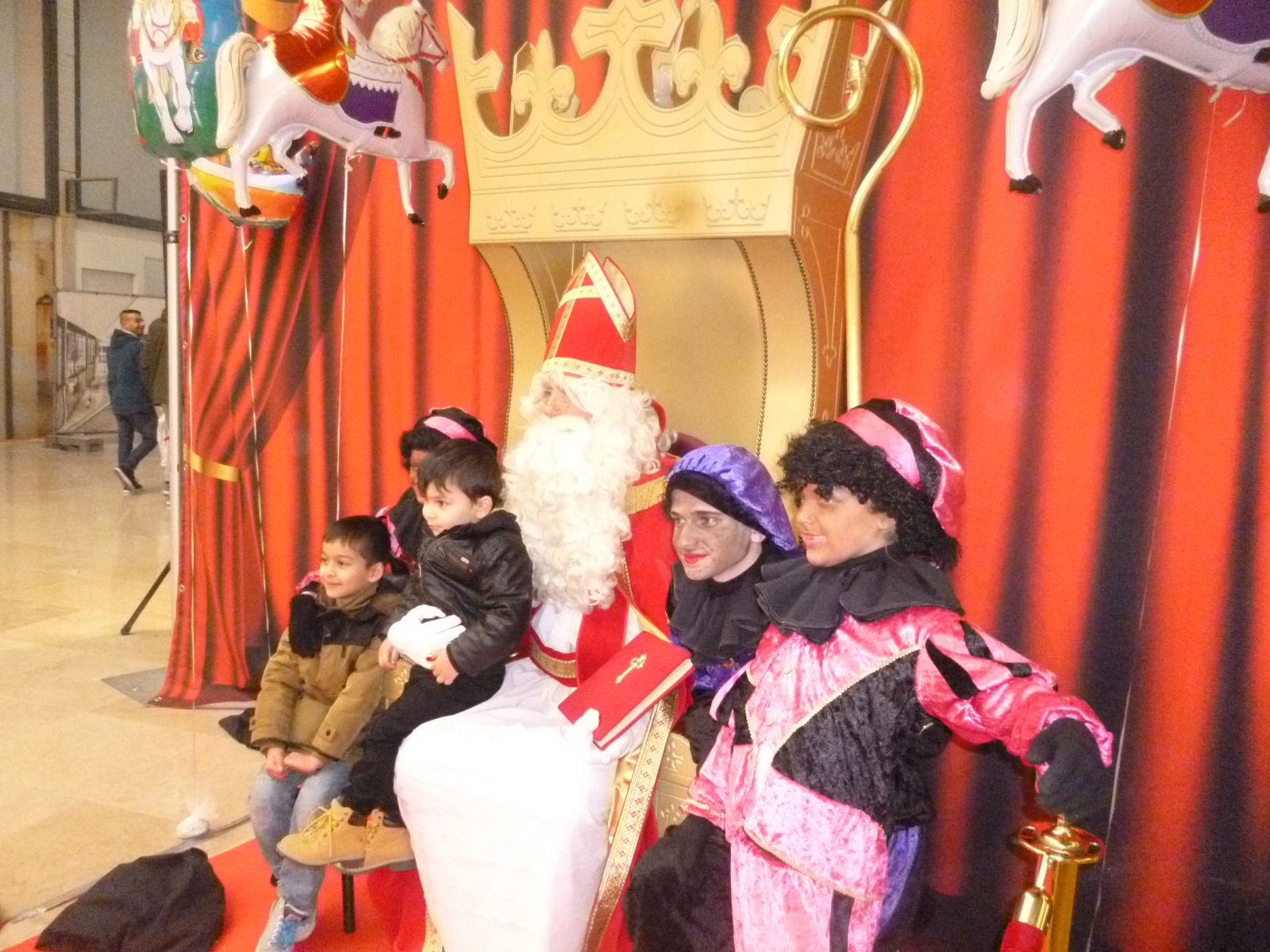 Sinterklaas In The Shopping Centre Of Hilversum - Costume Hat , HD Wallpaper & Backgrounds