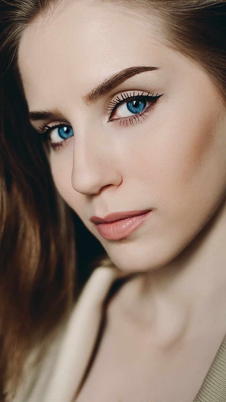 Blue Eyes Girl Beautiful Face Iphone Wallpaper - Blue Eyes Woman Wallpaper Iphone , HD Wallpaper & Backgrounds