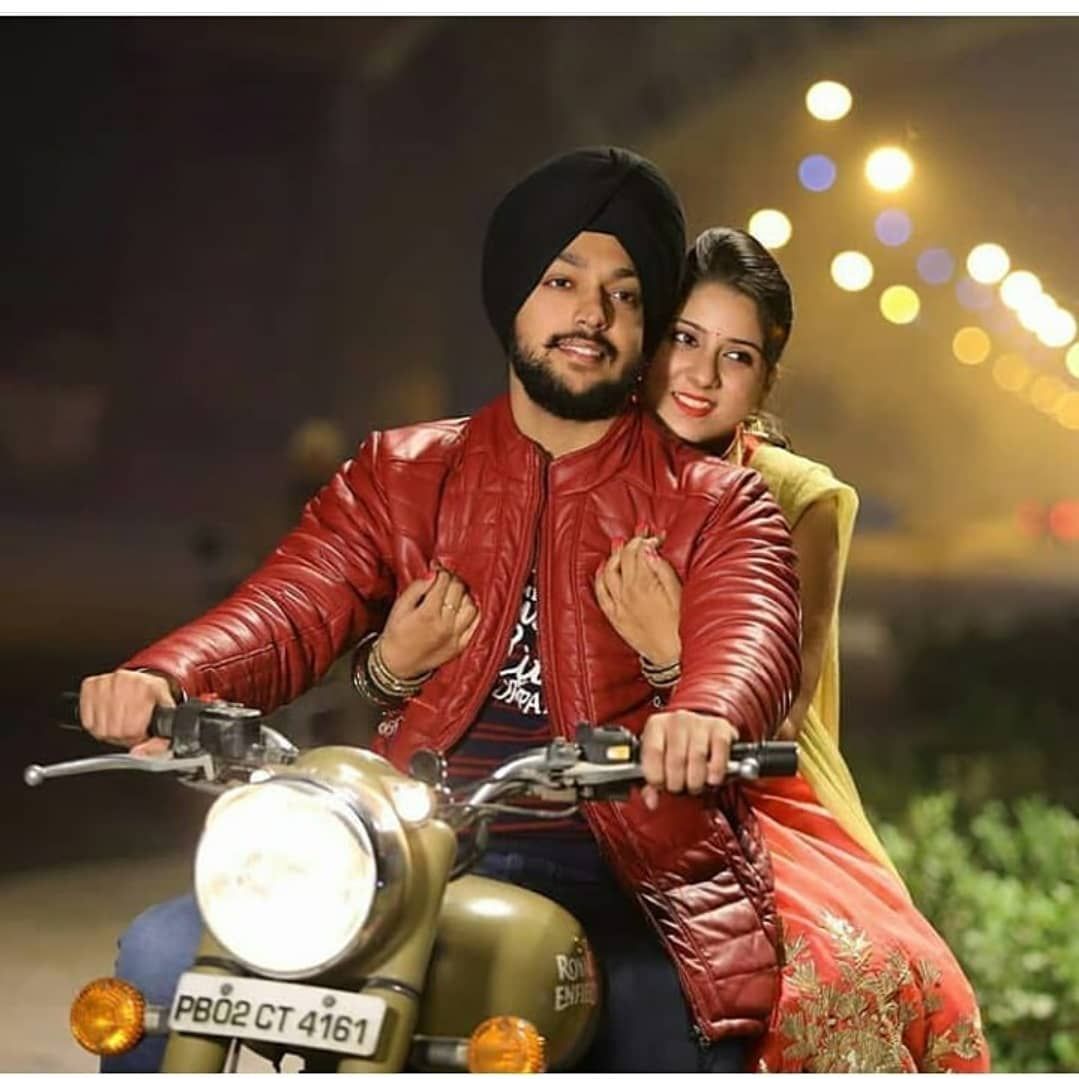 Newly Wedded Punjabi Couple On Royal Enfield Bullet - Sikh Couples , HD Wallpaper & Backgrounds