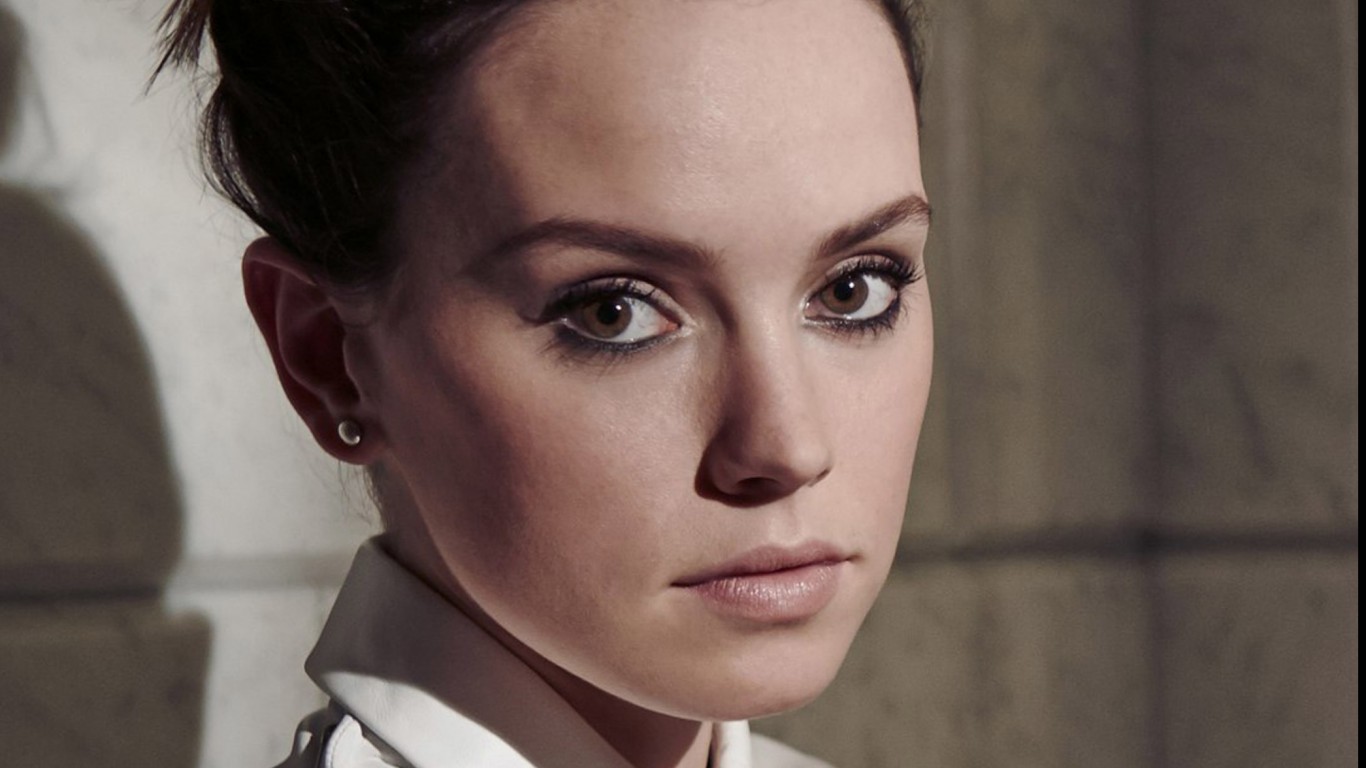 Download Daisy Ridley High School Daisy Ridley Headshot Daisy