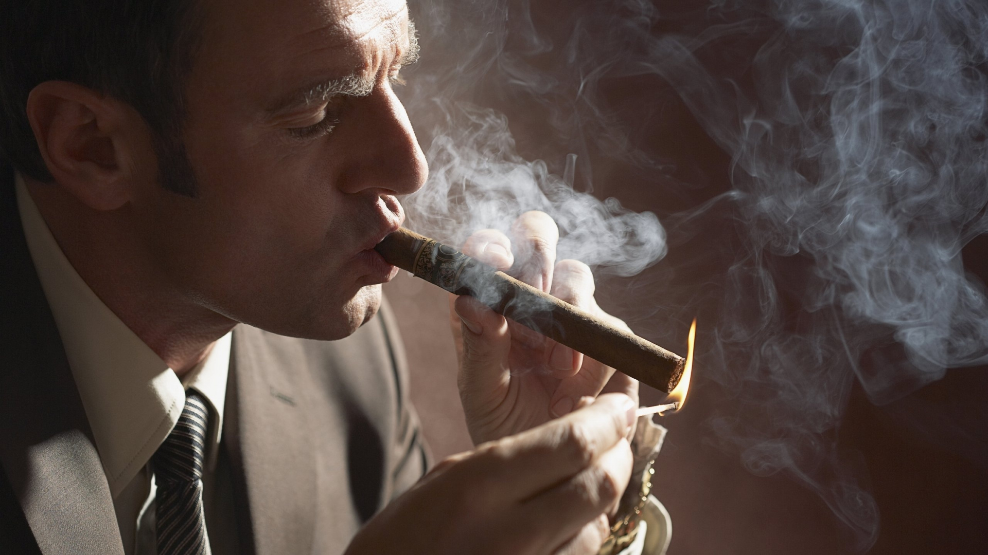 Smoke, Tobacco Products, Pipe, Smoking, Electronic - Man Smoking A Cigar , HD Wallpaper & Backgrounds