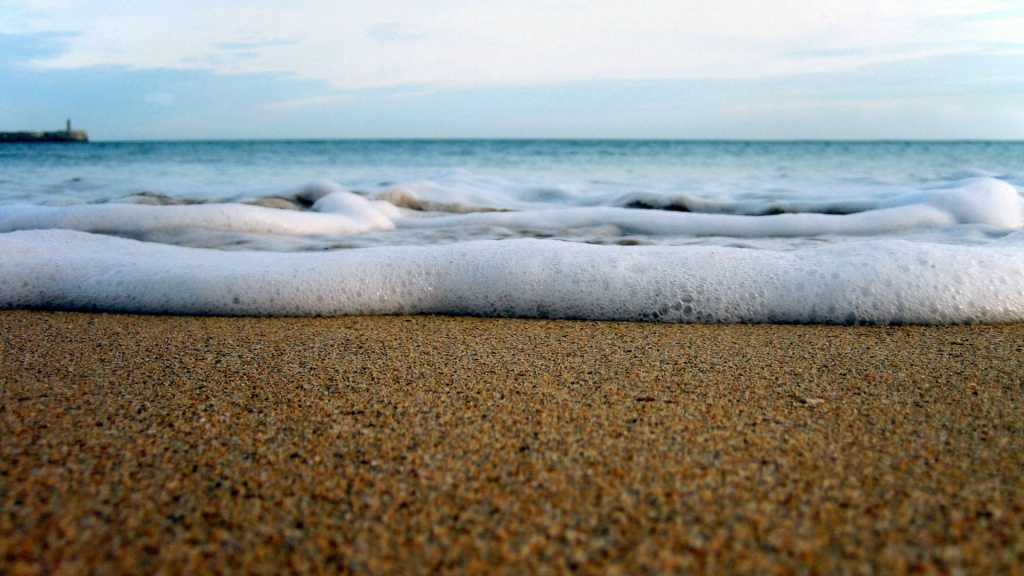 Sea Foam Close-up Hd Wallpaper - Beach From Sand View , HD Wallpaper & Backgrounds