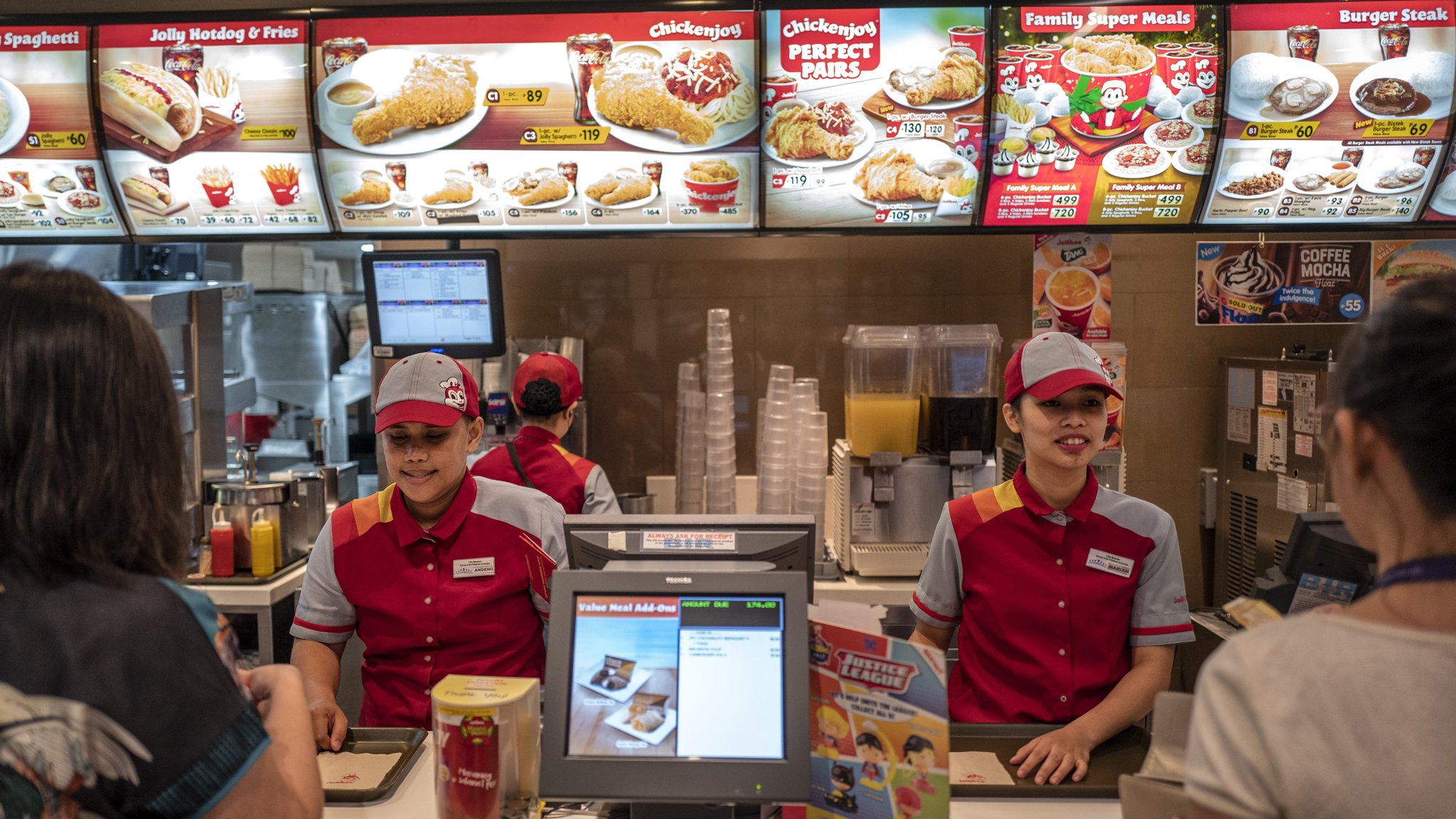 Philippines' Jollibee Foods Plans Expansion To Rival - People Ordering In Jollibee , HD Wallpaper & Backgrounds