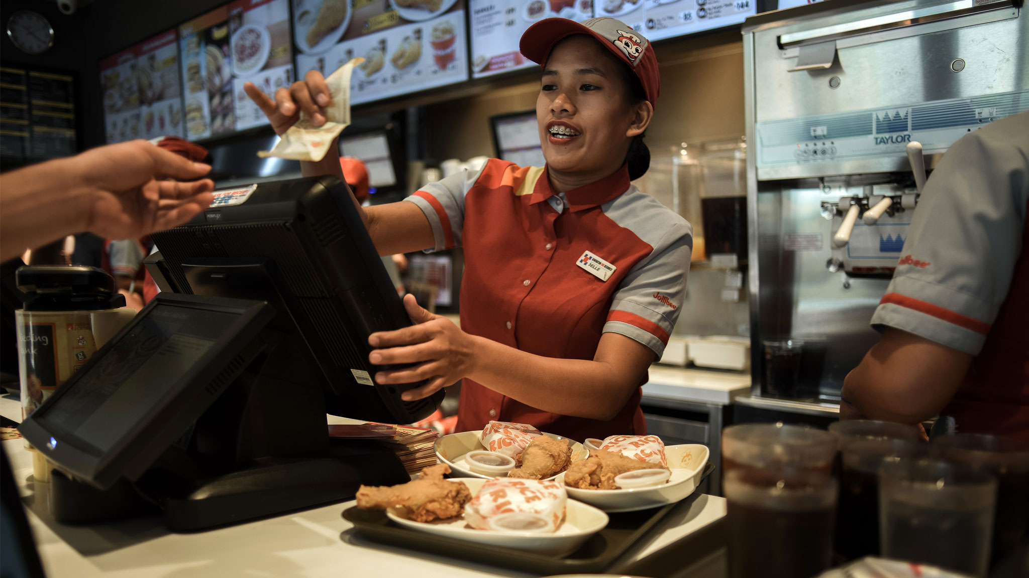 Philippines' Fast-food Joint Jollibee Targets Overseas - Filipino Fast Food Worker , HD Wallpaper & Backgrounds