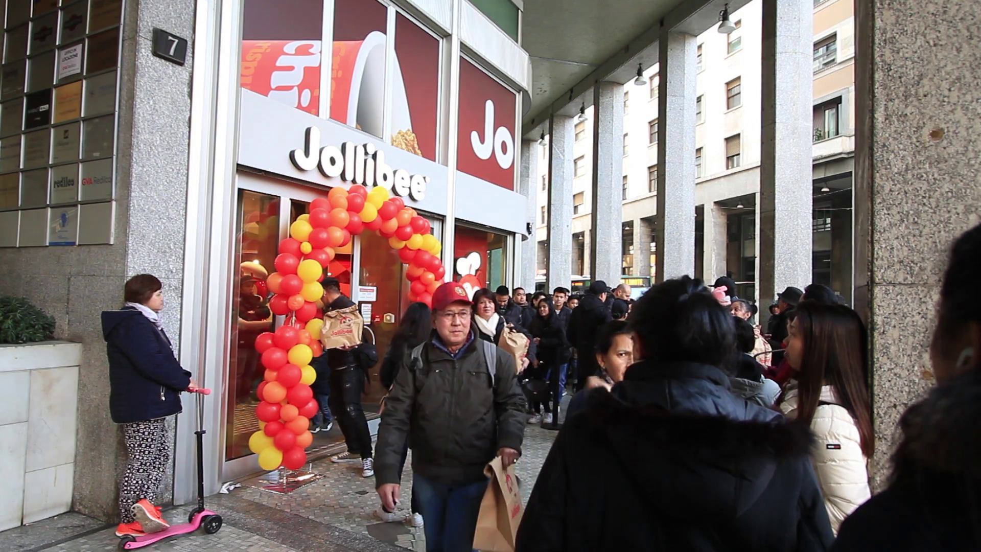 Jollibee Fast Food Opens Its First European Restaurant - Crowd , HD Wallpaper & Backgrounds