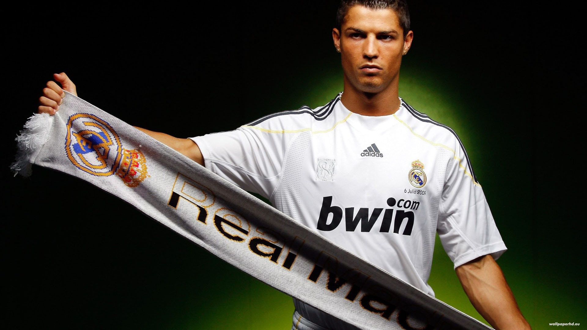 Cristiano Ronaldo With Real Madrid Scarf Wallpaper - Real Madrid , HD Wallpaper & Backgrounds