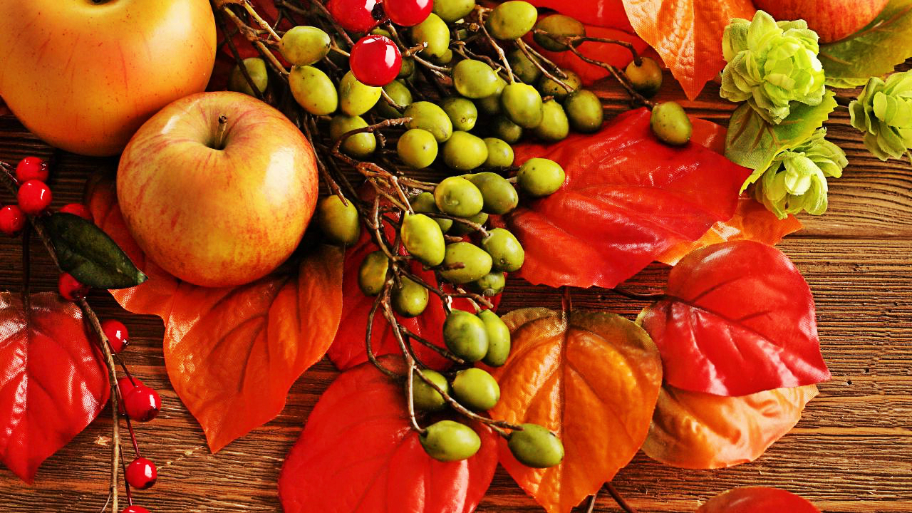 Red Leaves Berries And Apple Wallpaper - Seedless Fruit , HD Wallpaper & Backgrounds