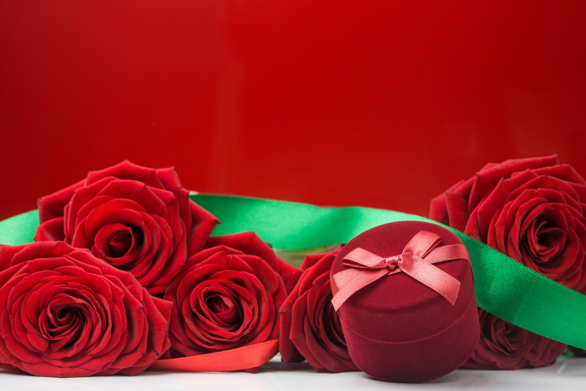 Red Roses Flowers Romantic Bouquet Box - Romantic Love Proposal Red , HD Wallpaper & Backgrounds