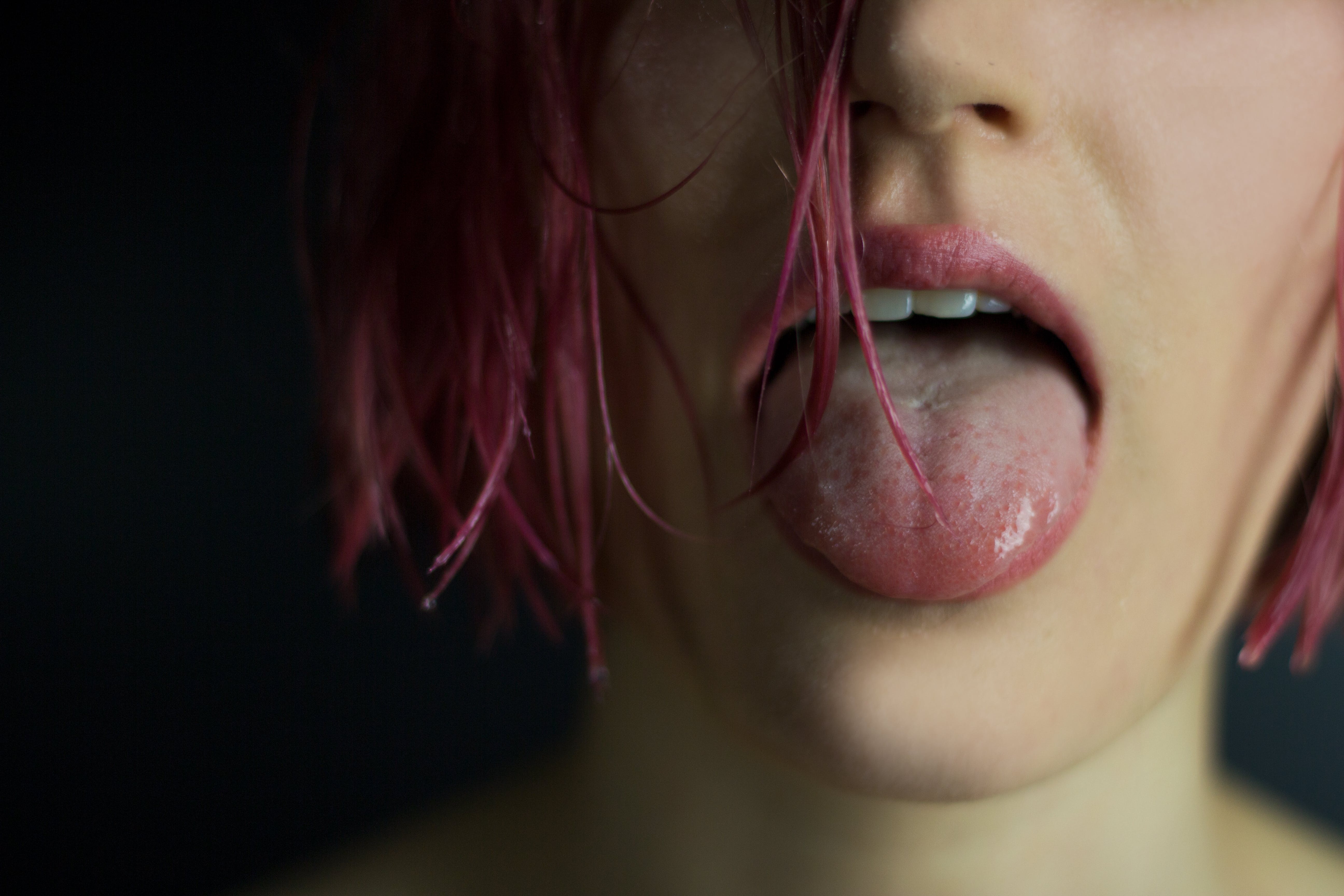 Shallow Focus Photography Of Person Showing Tongue - Sindrome De Sjogren Lagrimas , HD Wallpaper & Backgrounds