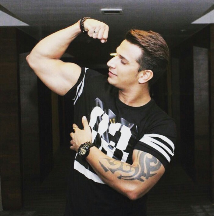 Prince Narula Images Stylish Pose Red Prince Narula - Prince Narula Hand Tattoo , HD Wallpaper & Backgrounds