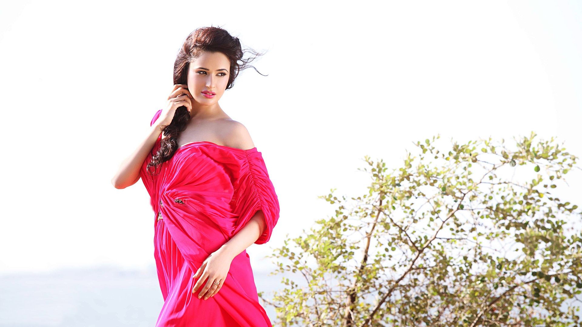 Yuvika Chaudhary Shares Her Love For Mehendi - Yuvika Chaudhary Hot Hd Full , HD Wallpaper & Backgrounds