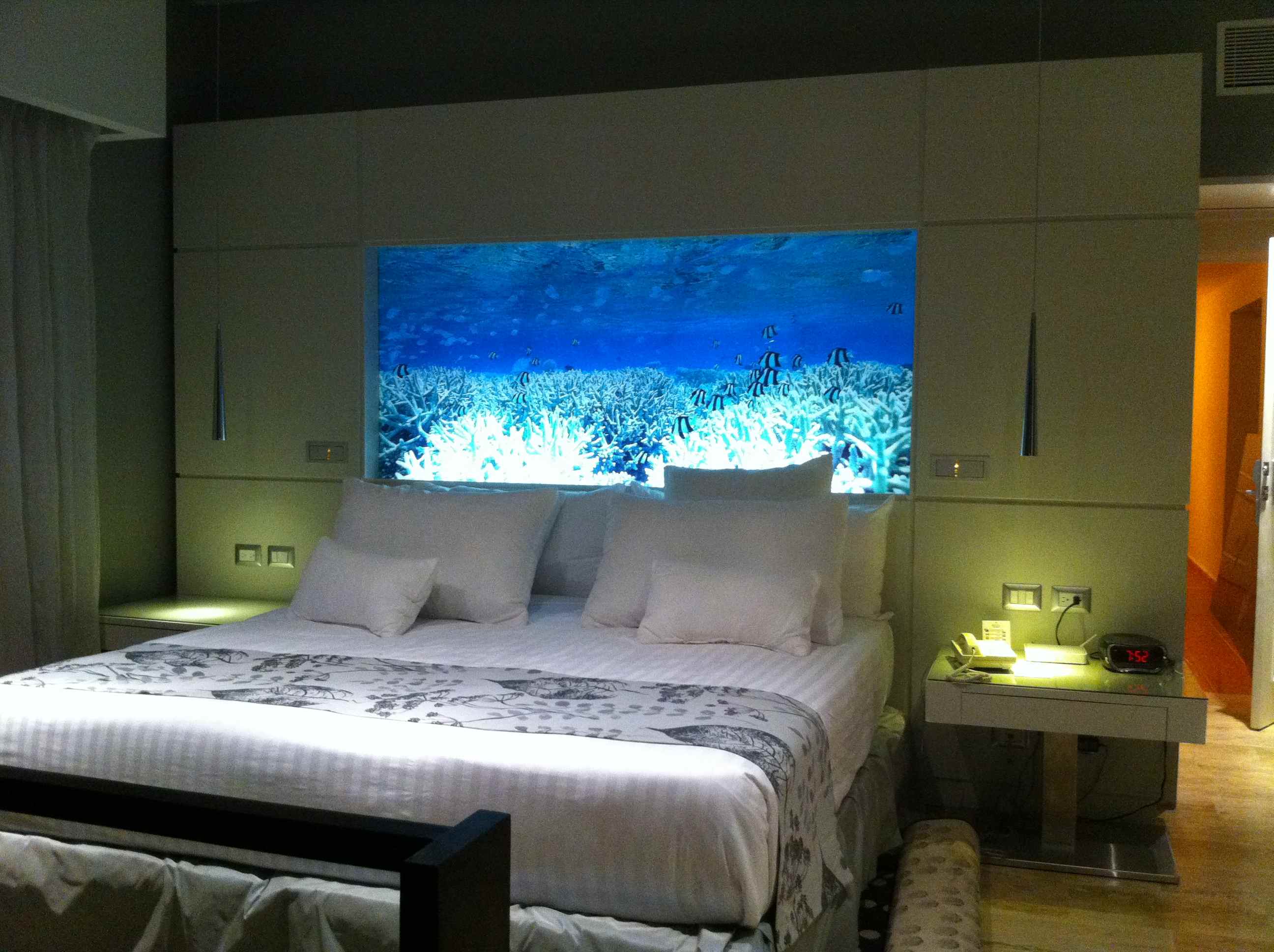 Bedroom Fish Tank In Bedroom Luck Vastu Ideas Is It - Bedroom With Fish Tank , HD Wallpaper & Backgrounds