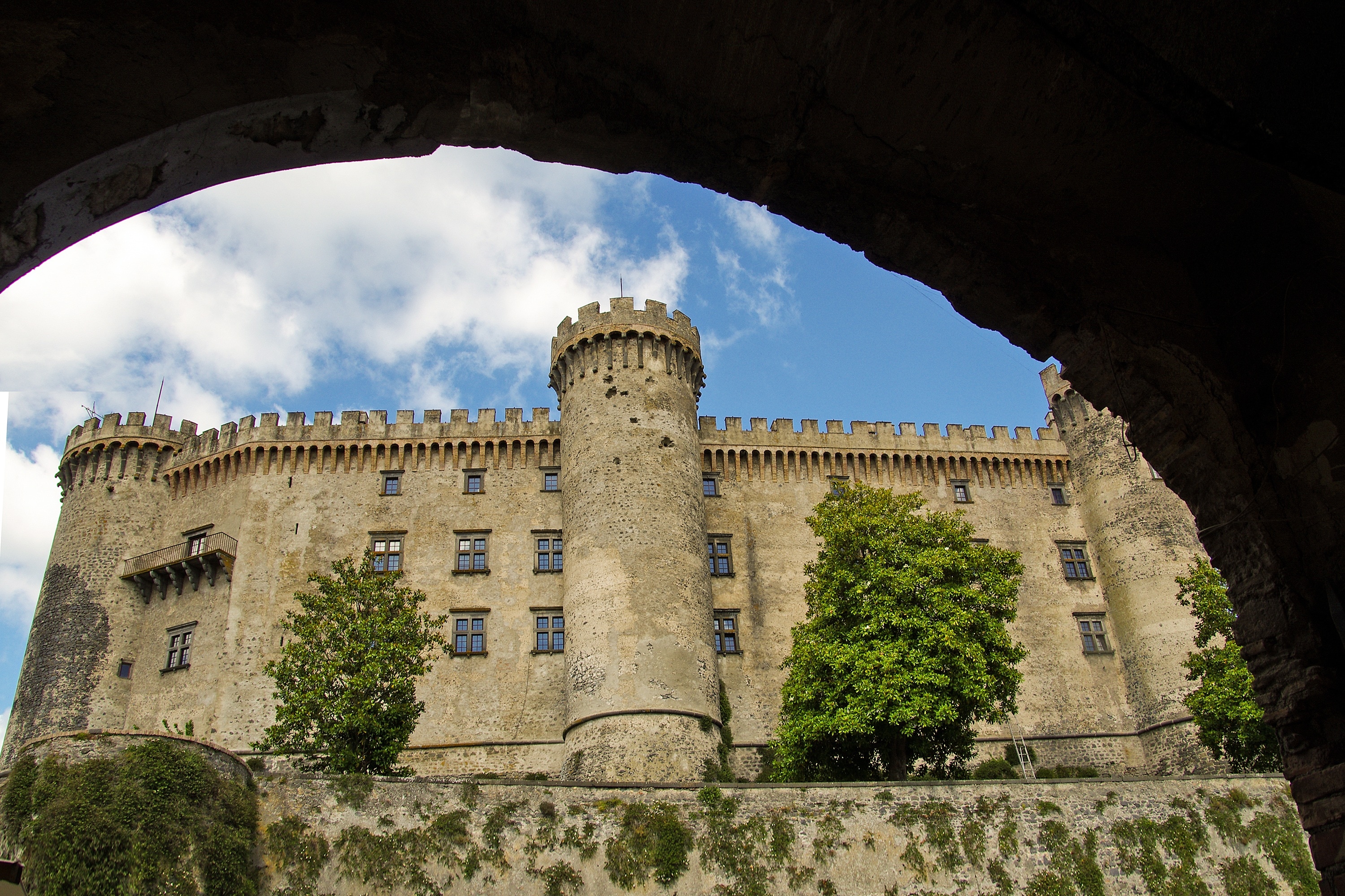 Brown Concrete Castle - Castello Orsini-odescalchi , HD Wallpaper & Backgrounds
