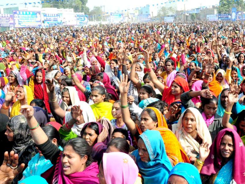 Crowd Waves To Uttar Pradesh Chief Minister Mayawati - Priyanka Gandhi Visit In Silchar , HD Wallpaper & Backgrounds