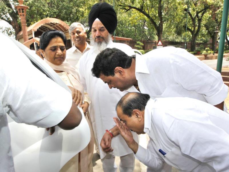 Bsp Members Of Parliament Of Rajya Sabha Touches The - Mayawati Feet Touching , HD Wallpaper & Backgrounds