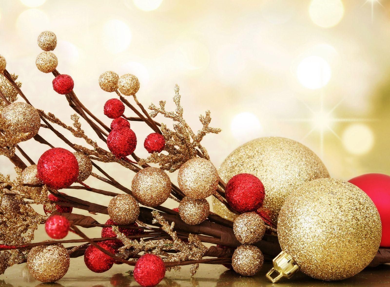 Free Holiday Backgrounds « Long Wallpapers > - Red And Gold Christmas Bulbs , HD Wallpaper & Backgrounds