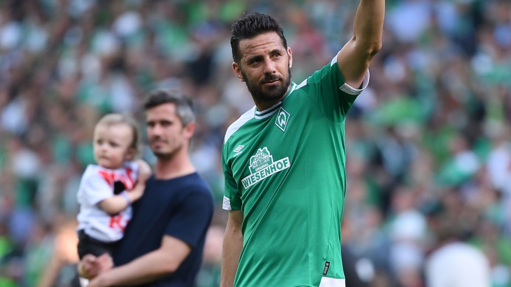 Claudio Pizarro Signs Werder Bremen Contract Extension - Claudio Pizarro , HD Wallpaper & Backgrounds